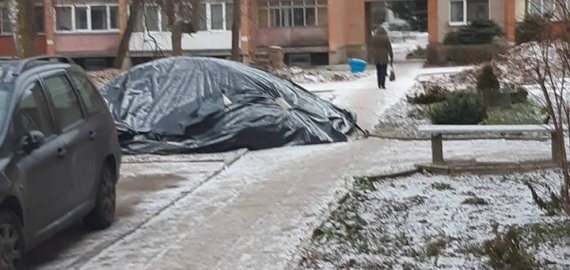 Žmonės pasipiktinę: prie Panevėžio gatvės 6 namo išdygo „nesankcionuota“ žvyro krūva