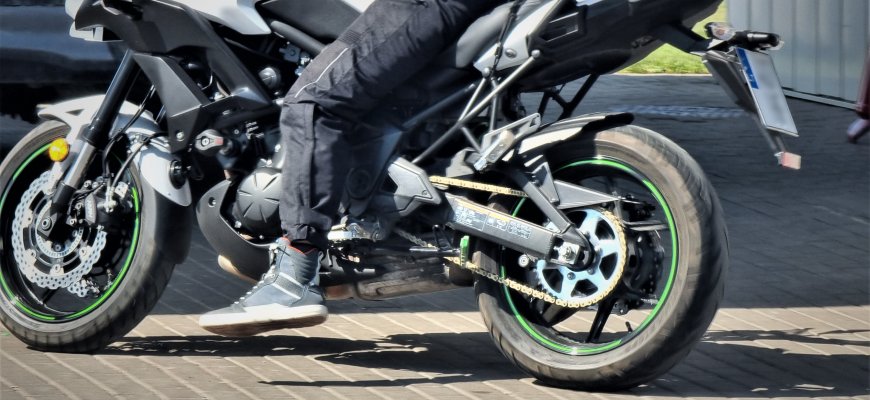 Partrenkė motociklo vairuotoją