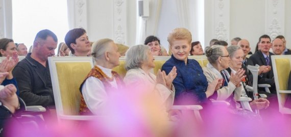 Nuo šių metų valstybiniai apdovanojimai skiriami 5–is ir daugiau vaikų išauginusioms motinoms