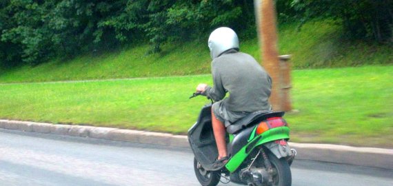 Rageliuose pareigūnai pričiupo girtą motorolerio vairuotoją