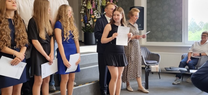Rokiškio J. Tūbelio progimnazija į gyvenimą išlydėjo dar vieną 8-okų laidą (foto)