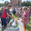 Keliautojas jau namuose: D. Mikalkėnui užkabintas ąžuolo vainikas ir iškeptas kelio formos tortas (foto+video)