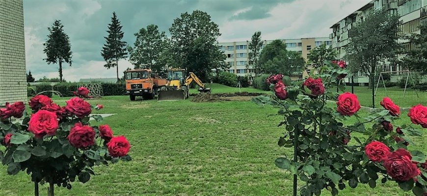 Mokykloje-darželyje „Ąžuoliukas“ pradėti sporto aikštyno įrengimo darbai