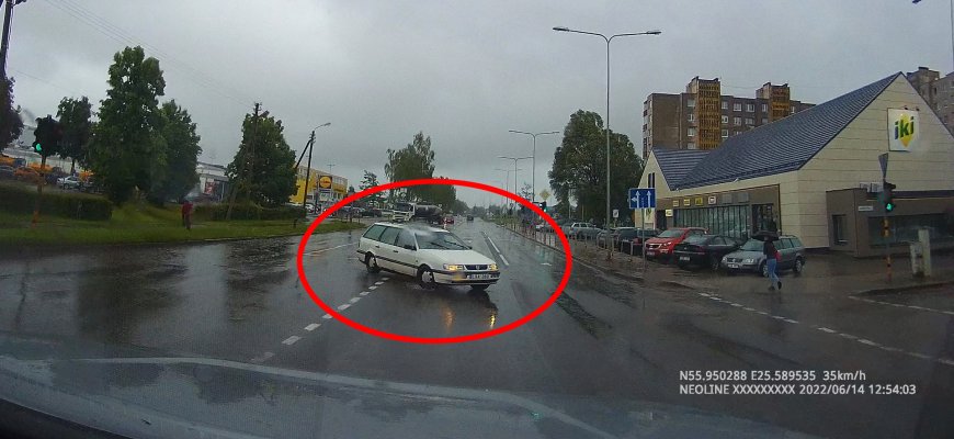 VW Passat vairuotojas sumaišė dienas (video)