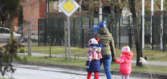 Pritarta siūlymui palankiau skaičiuoti išmokas tėvams, kurių pajamos sumažėjo per pandemiją