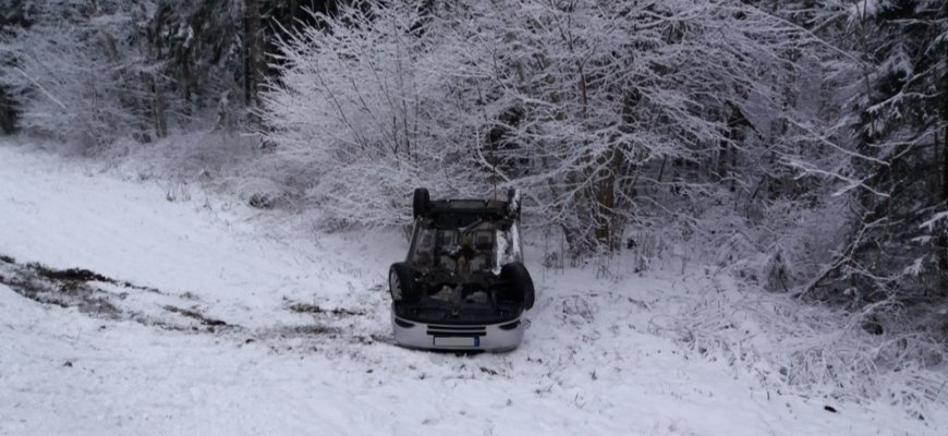 Rokiškio rajone nuo kelio nuskriejo automobilis