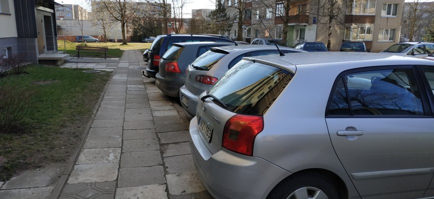 Išdaužė automobilio stiklą