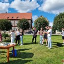 Keliautojas jau namuose: D. Mikalkėnui užkabintas ąžuolo vainikas ir iškeptas kelio formos tortas (foto+video)