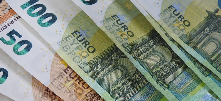 Moterų vidutinis darbo užmokestis Lietuvoje toliau atsilieka nuo vyrų algų