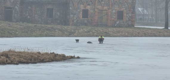 Vyraujant permainingiems orams, aplinkosaugininkai įspėja žvejus dėl plono ledo ant ežerų