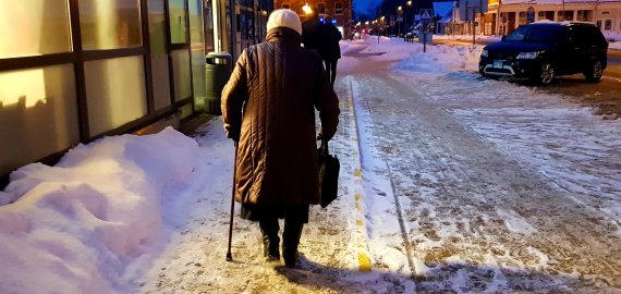 Vaistų kontrolės tarnyba: „AstraZeneca“ vakcina galima skiepyti ir vyresnius žmones