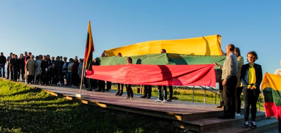 Panemunėlio gyventojai ir svečiai jau šeštąjį kartą giedojo Tautišką giesmę