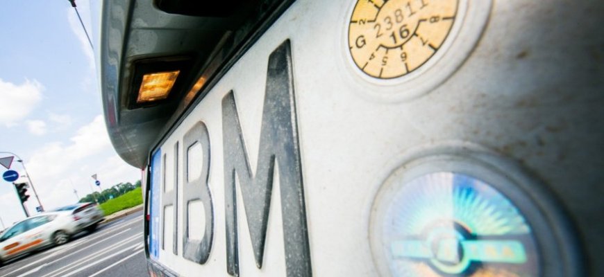 Pastebėjo keistą automobilio valstybinį numerį: ar tai yra legalu?