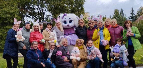 Lopšelio-darželio „Nykštukas“ kieme susirinkę kiškiai šventė miesto gimtadienį