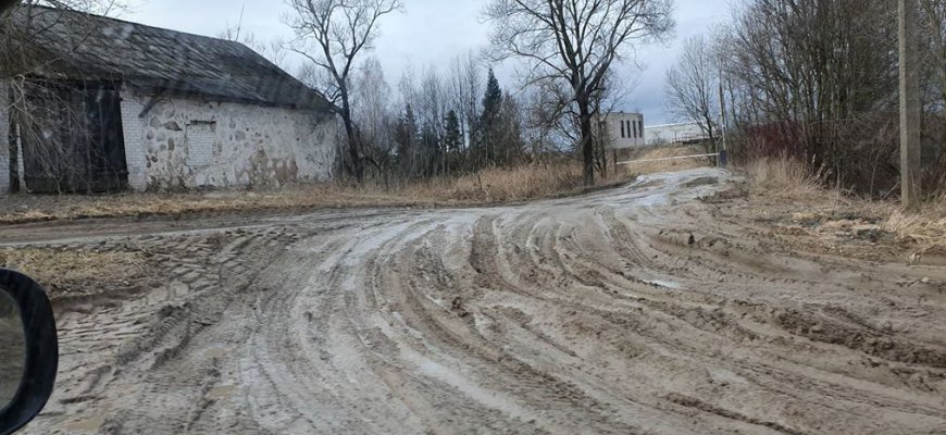 Vairuotojai piktinasi: Obeliuose – pažliugęs žvyrkelis