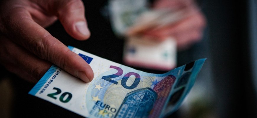Dvi Rokiškio rajono gyventojos stengėsi padėti „draugei“, atiduodamos dideles sumas pinigų sukčiams