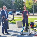 Keliautojas jau namuose: D. Mikalkėnui užkabintas ąžuolo vainikas ir iškeptas kelio formos tortas (foto+video)