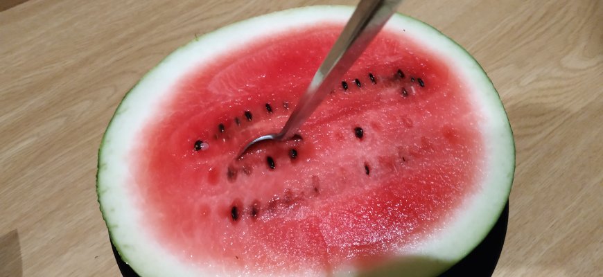 Renkantis arbūzą vien pastuksenti į žievę nepakanka: ką dar turėtume žinoti?