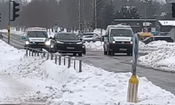 Dramatiškos gaudynės Rokiškyje: stabdomas vairuotojas sužalojo pareigūnę ir apgadino tris policijos automobilius