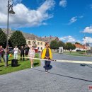 Keliautojas jau namuose: D. Mikalkėnui užkabintas ąžuolo vainikas ir iškeptas kelio formos tortas (foto+video)