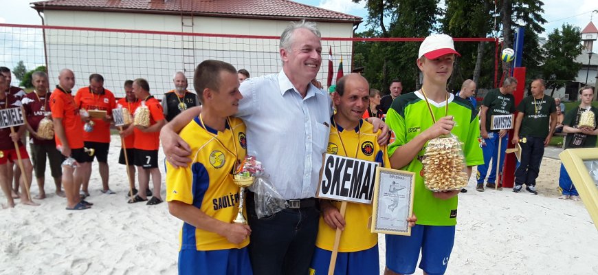 Skemų socialinės globos namuose vyko Parko tinklinio varžybos 3x3 Lietuvos šimtmečiui paminėti (foto)
