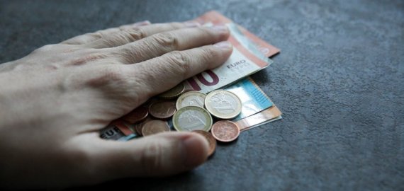 Palies tūkstančius: siūlo kitaip išieškoti skolas iš algų