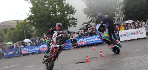 Motoakrobatų pasirodymą paankstino lietus (video +foto)