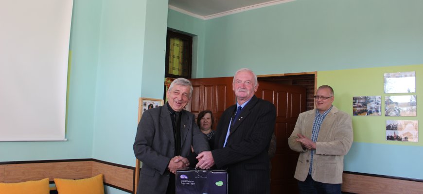 Rajono Neįgaliųjų draugijai –solidi Rokiškio Rotary klubo dovana