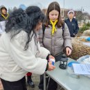 Rokiškėnai namo nešėsi eglės ir pušies šakų bei pirmą kartą – Betliejaus taikos ugnį (foto)