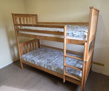 Dviaukštė lova su čiužiniais