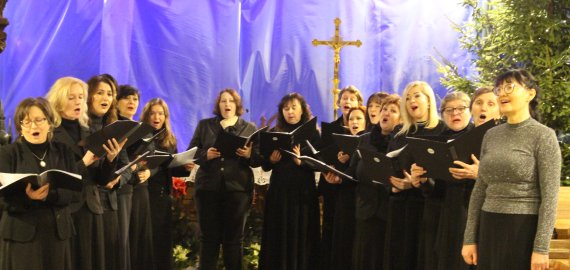 Kalėdinių giesmių vakaras – subtili choro „Medeina“ dovana  (video)