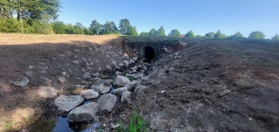 TAVO BĖDOS MANO. Upelio šlaitus sutvirtino akmenimis