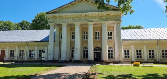 „Ta pati suknelė, tik kita panelė“