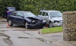 Taikos g. susidūrė automobiliai (foto+video)