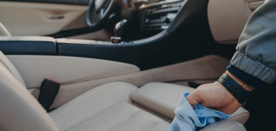 Patarimai automobilių salono valymui