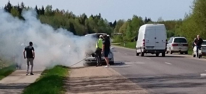 Kelyje Kavoliškis - Rokiškis degė automobilis