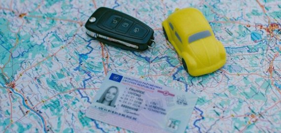 Keliautojai užsienyje galės vairuoti legaliai: „Regitra“ išduoda tarptautinius pažymėjimus
