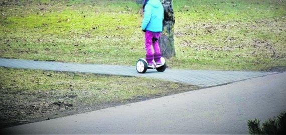 Nustūmė nuo riedžio ir sudavė į veidą