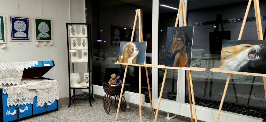 Rajono savivaldybės vestibiulį pavertė mini muziejumi: papuošė krašto tautodailininkių darbais (foto)