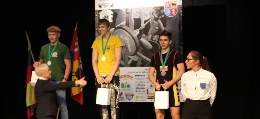 Rokiškėnai jėgos trikovės sportininkai pozicijų neužleidžia (video +foto)