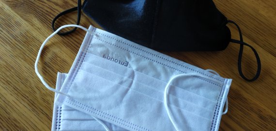  Privalomo veido kaukių dėvėjimo uždarose patalpose nebeliks kitą savaitę 