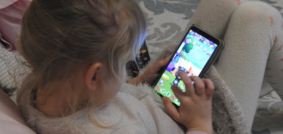 Ką turi padaryti tėvai, kad vaikai, naudodamiesi internetu, būtų saugesni?