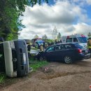 Avarija kelyje Rokiškis–Juodupė: po susidūrimo vertėsi autobusiukas (foto)