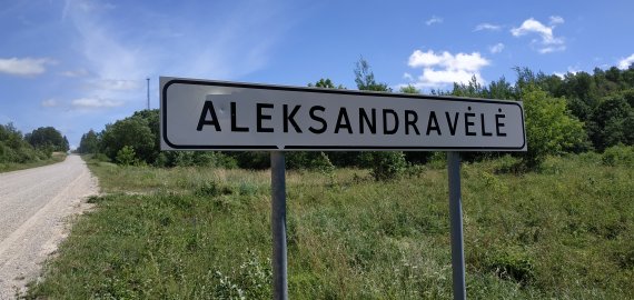 Prasidėjo dešimtmečius laukti kelio Aleksandravėlė-Keležeriai asfaltavimo darbai