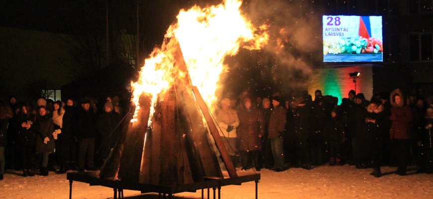 „Laisvės liepsna iš kartos į kartą“. LAISVĖS GYNĖJŲ DIENOS 35-ųjų metinių minėjimo renginiai Rokiškio mieste ir rajone