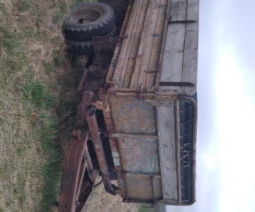 2 traktorinės priekabos