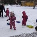 Trispalvis darželinukų iglu: l/d „Varpelis“ kūrybiškai žiūri į žiemos šalčius (foto)