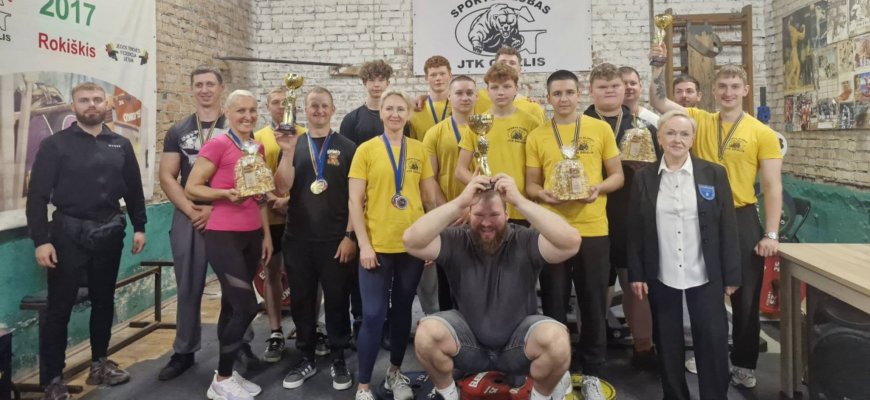 Sunkumų kilnotojai susitiko štangos spaudimo varžybose (foto)