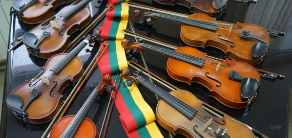 Nematyta, negirdėta akcija - aidės daugiau negu 100 smuikų