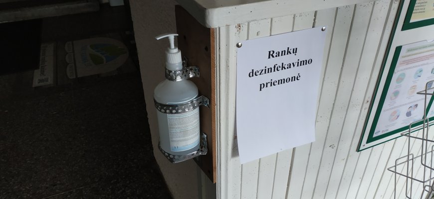 Nuo pirmadienio atveriamuose objektuose bus privalomos veido kaukės, lankymasis tik po du